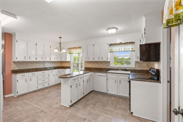 1301 White Dr, Lewisburg, TN 37091
