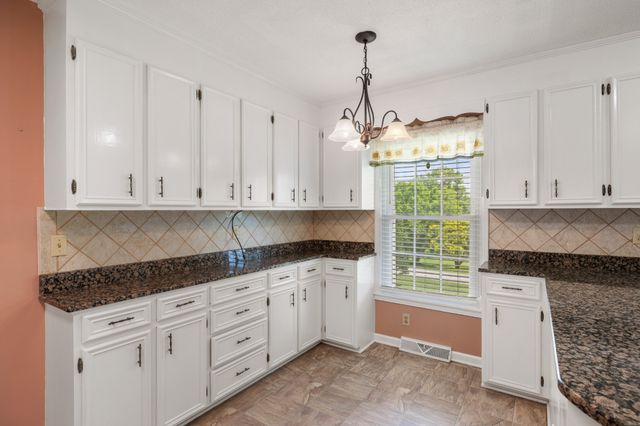 1301 White Dr, Lewisburg, TN 37091