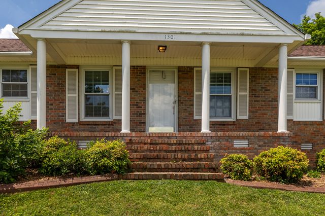 1301 White Dr, Lewisburg, TN 37091