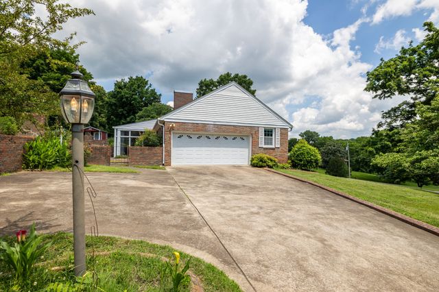 1301 White Dr, Lewisburg, TN 37091