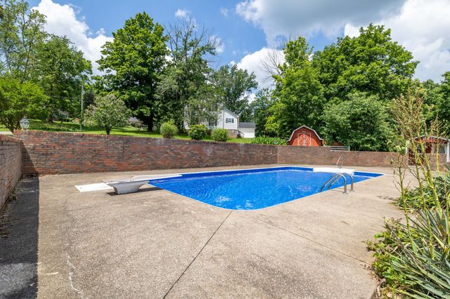 1301 White Dr, Lewisburg, TN 37091