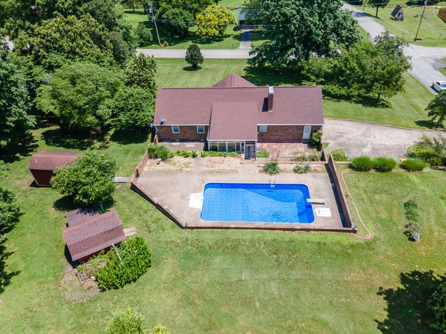 1301 White Dr, Lewisburg, TN 37091