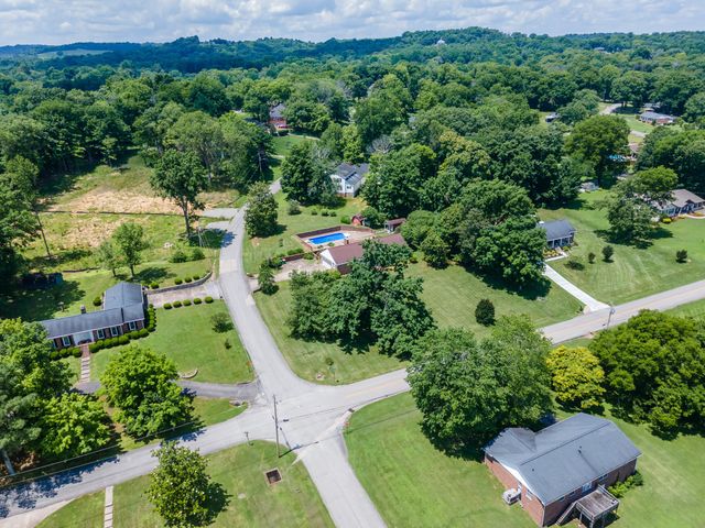 1301 White Dr, Lewisburg, TN 37091