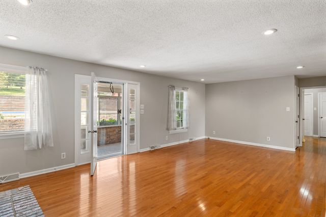 1301 White Dr, Lewisburg, TN 37091