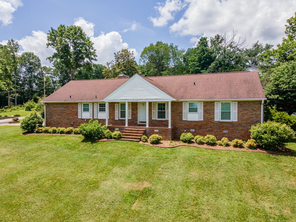 1301 White Dr, Lewisburg, TN 37091