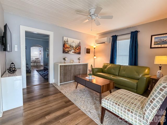 29 10th Street SE, Hickory, NC 28602