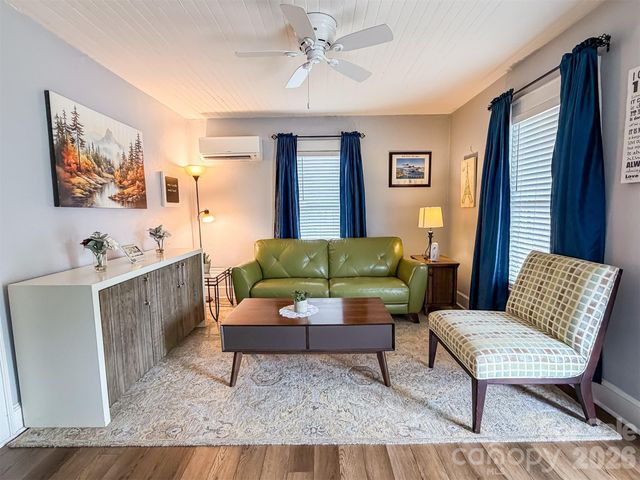 29 10th Street SE, Hickory, NC 28602