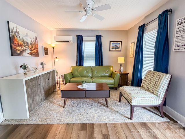 29 10th Street SE, Hickory, NC 28602