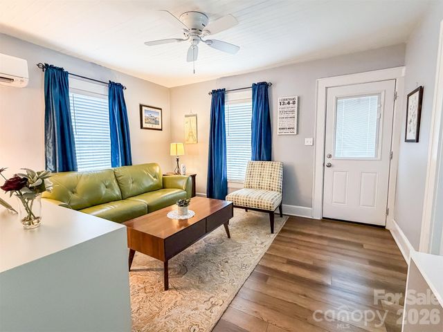29 10th Street SE, Hickory, NC 28602