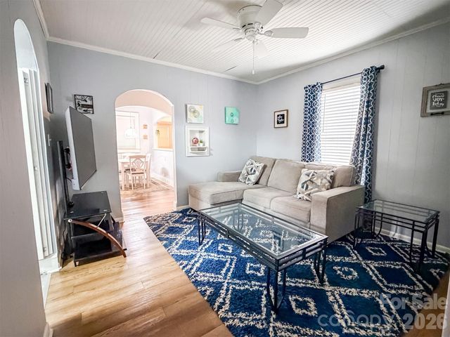 29 10th Street SE, Hickory, NC 28602