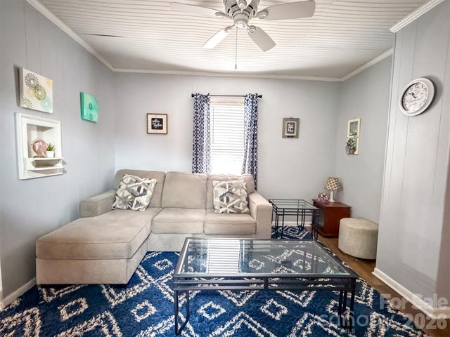 29 10th Street SE, Hickory, NC 28602