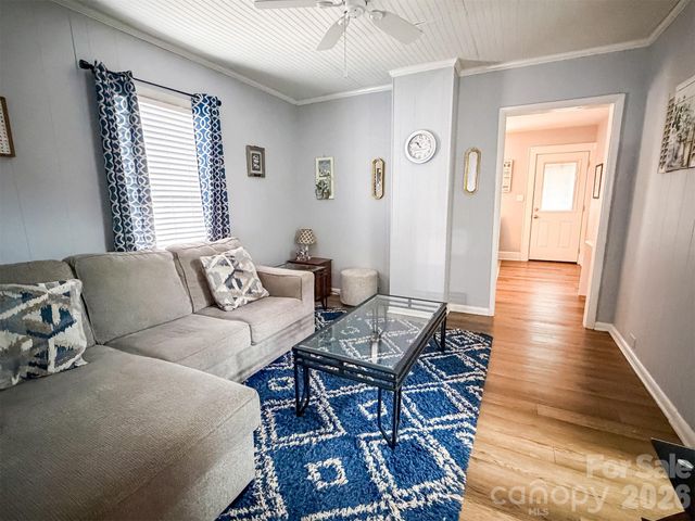 29 10th Street SE, Hickory, NC 28602