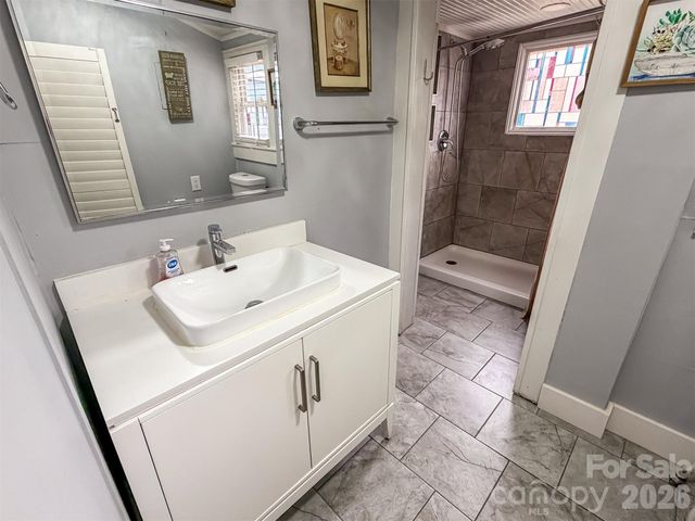 29 10th Street SE, Hickory, NC 28602