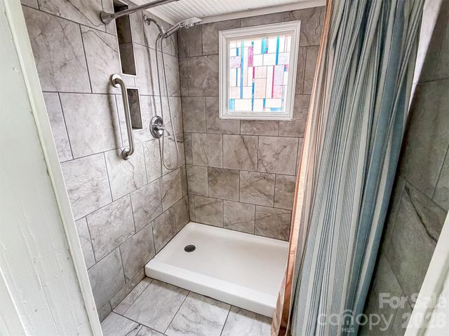 29 10th Street SE, Hickory, NC 28602