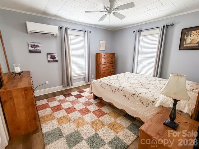 29 10th Street SE, Hickory, NC 28602