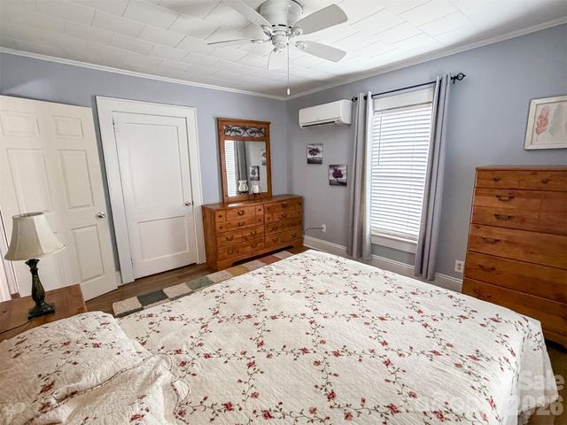29 10th Street SE, Hickory, NC 28602