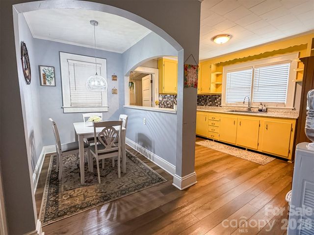29 10th Street SE, Hickory, NC 28602