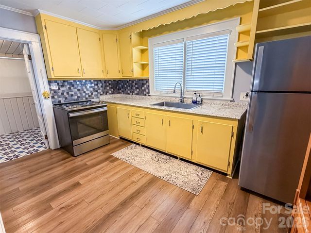 29 10th Street SE, Hickory, NC 28602