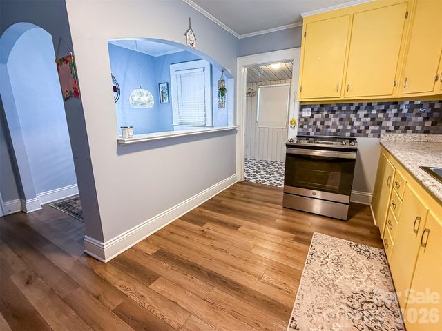 29 10th Street SE, Hickory, NC 28602