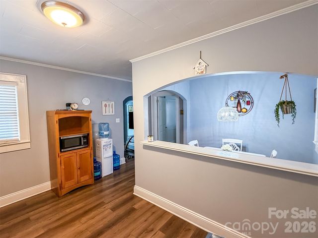 29 10th Street SE, Hickory, NC 28602