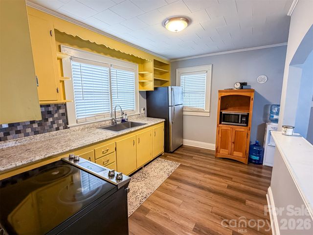 29 10th Street SE, Hickory, NC 28602