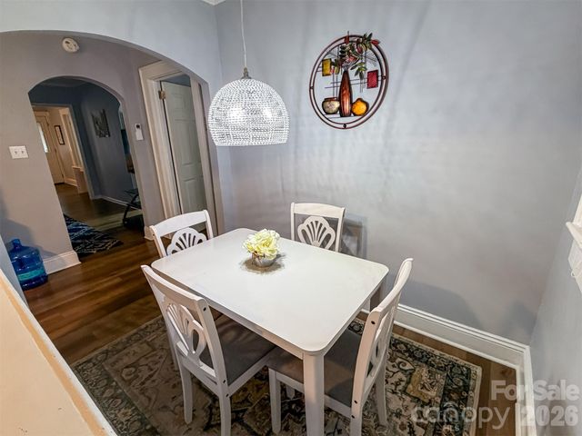 29 10th Street SE, Hickory, NC 28602