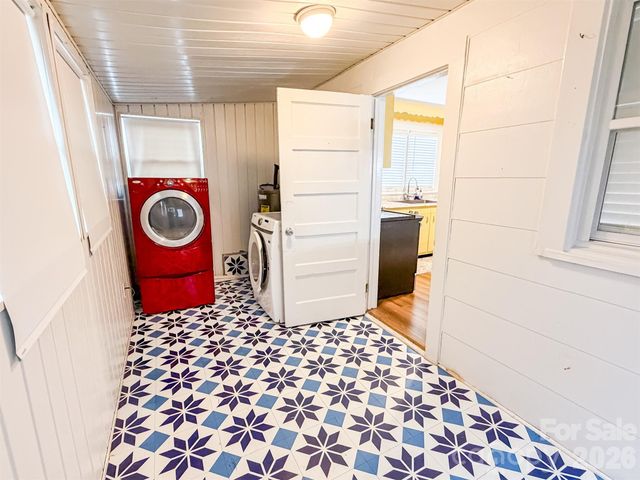 29 10th Street SE, Hickory, NC 28602