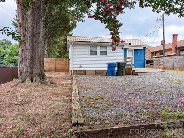29 10th Street SE, Hickory, NC 28602