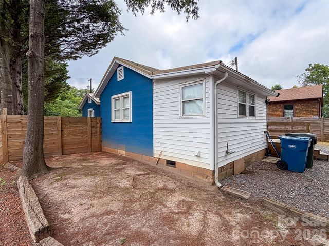 29 10th Street SE, Hickory, NC 28602