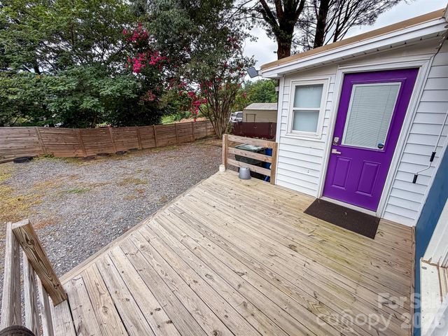 29 10th Street SE, Hickory, NC 28602