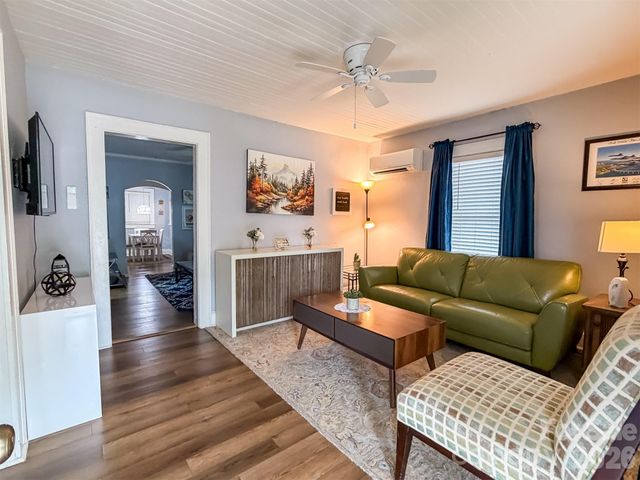 29 10th Street SE, Hickory, NC 28602
