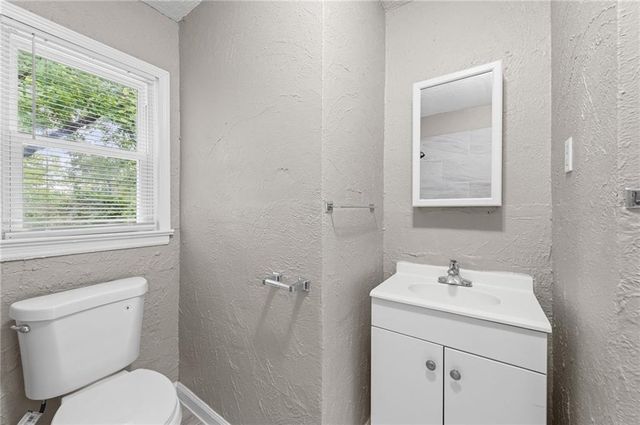 6715 Walrond Avenue, Kansas City, MO 64132