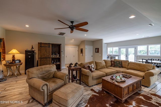 4368 Us 117, Burgaw, NC 28425