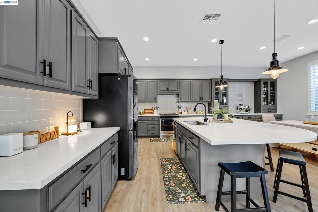 Image 11 of property listing at 7126 Stags Leap Ln, Dublin, CA 94568