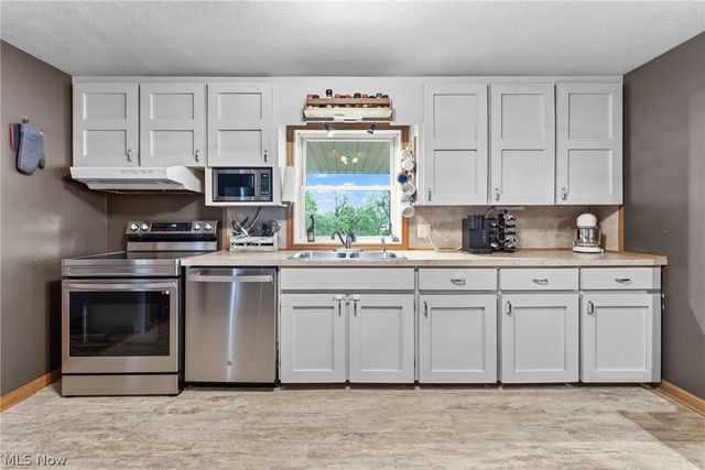 6942 Mount Pleasant Road NE, Zoarville, OH 44656