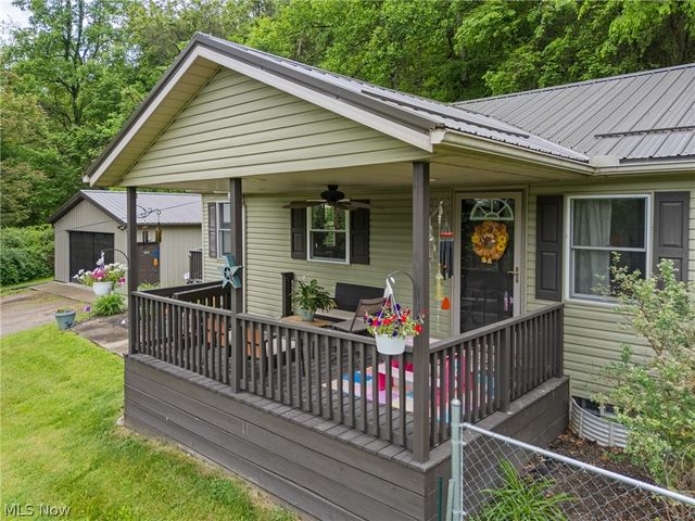 6942 Mount Pleasant Road NE, Zoarville, OH 44656