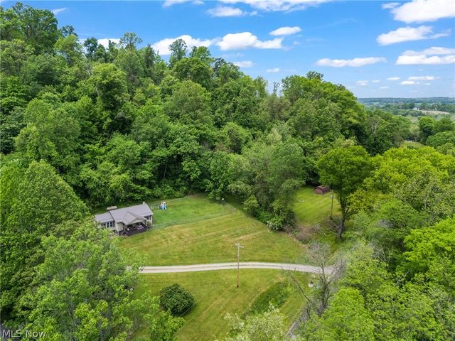 6942 Mount Pleasant Road NE, Zoarville, OH 44656