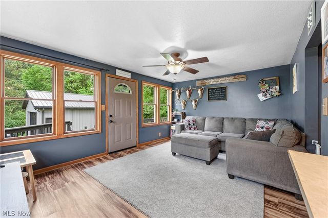 6942 Mount Pleasant Road NE, Zoarville, OH 44656