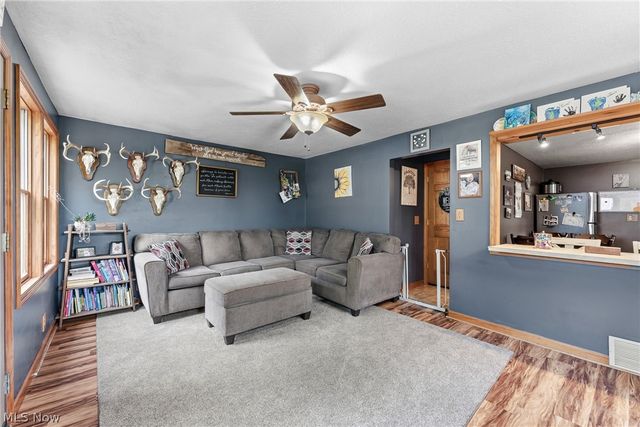 6942 Mount Pleasant Road NE, Zoarville, OH 44656