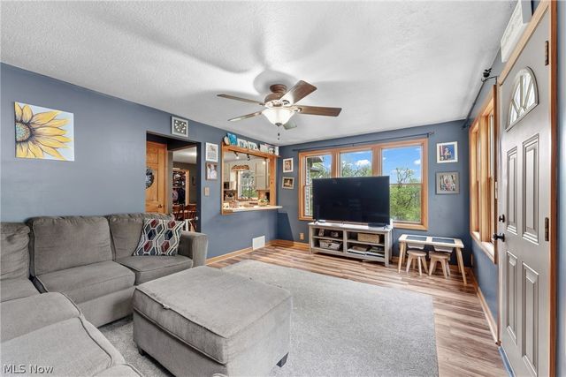 6942 Mount Pleasant Road NE, Zoarville, OH 44656
