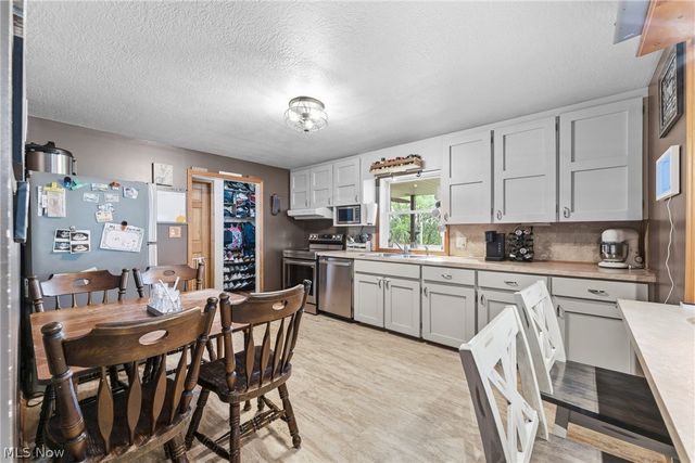 6942 Mount Pleasant Road NE, Zoarville, OH 44656