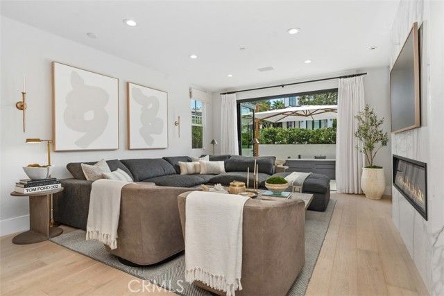 701 Poinsettia Avenue, Corona Del Mar (newport Beach), CA 92625