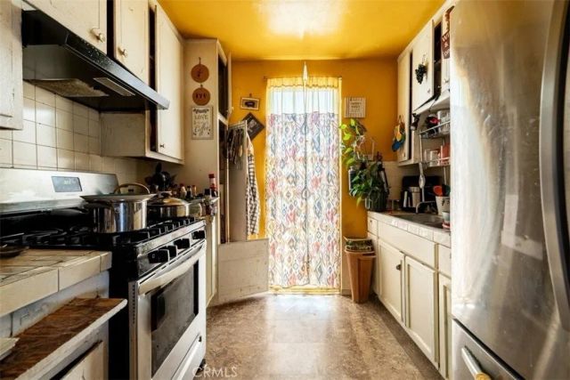 1683 S Longwood, Los Angeles, CA 90019