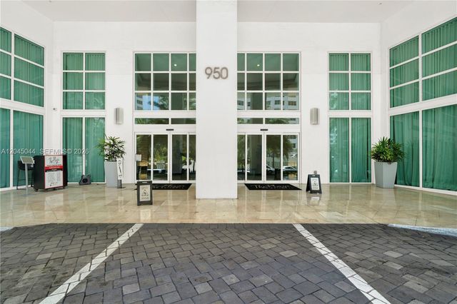950 Brickell Bay Dr 802, Miami, FL 33131