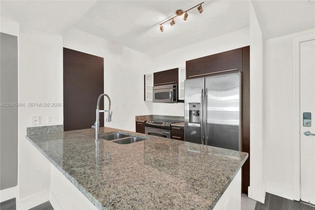 950 Brickell Bay Dr 802, Miami, FL 33131