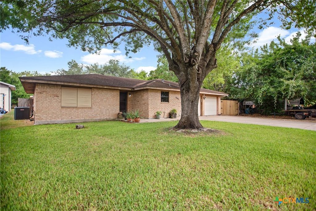 Image 2 of property listing at 1601 Avalon Street, Port Lavaca, TX 77979