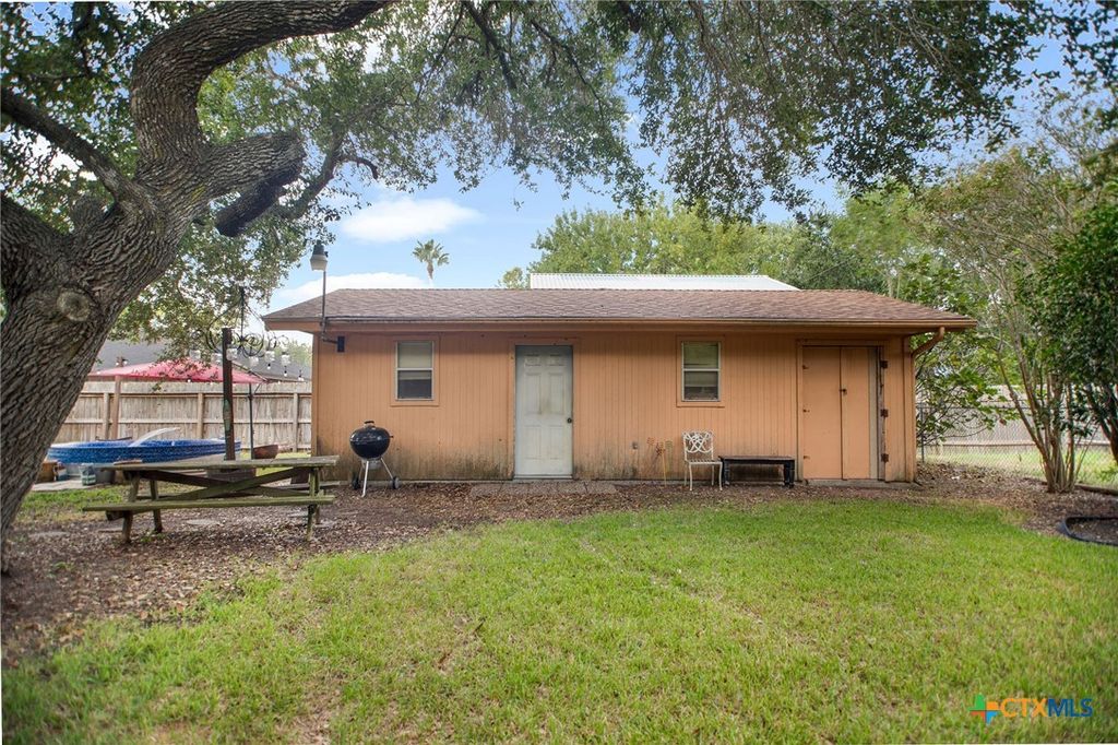 Image 4 of property listing at 1601 Avalon Street, Port Lavaca, TX 77979