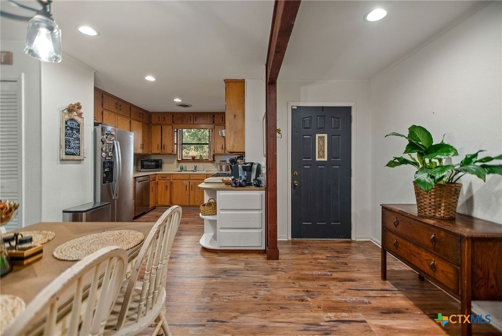 Image 5 of property listing at 1601 Avalon Street, Port Lavaca, TX 77979