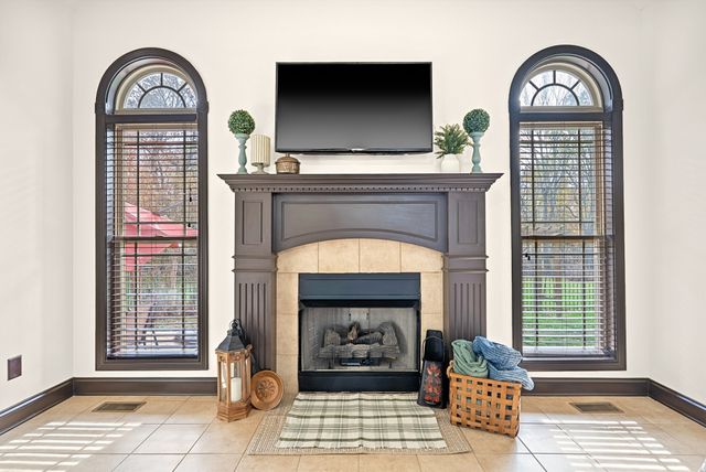 2142 Trieste Trl, Adams, TN 37010