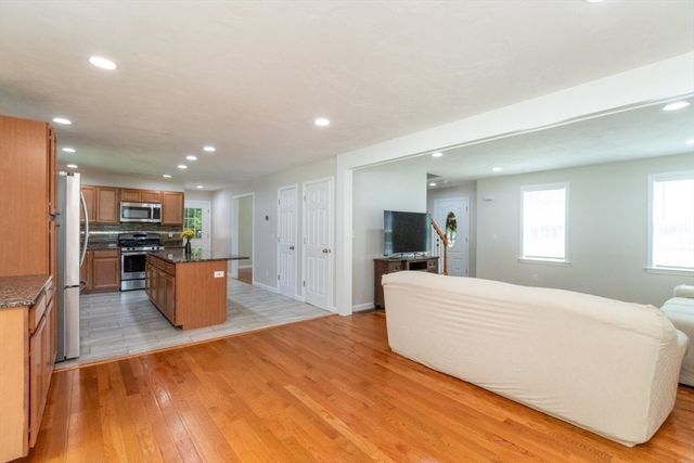 264 Charge Pond Rd, Wareham, MA 02571